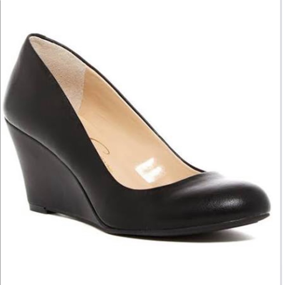 Black pumps